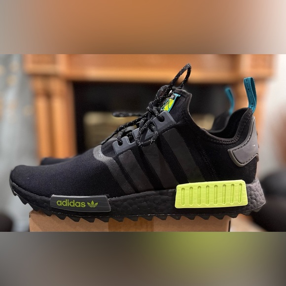 Core Black Semi Solar Yellow Adidas NMD R1 - Picture 3 of 4